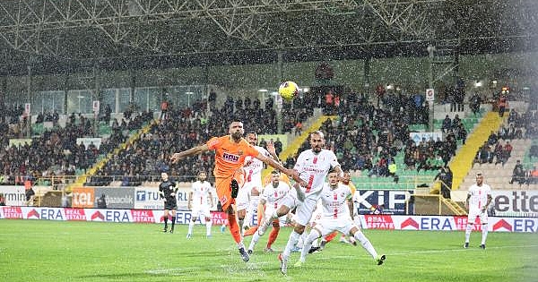 KARDEŞ KARDEŞ YENİŞEMEDEN  Alanyaspor: 0 - Antalyaspor: 0