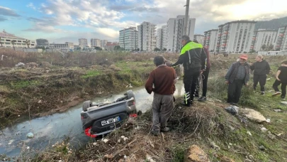 Dereye uçan otomobilden burnu kanamadan çıktı