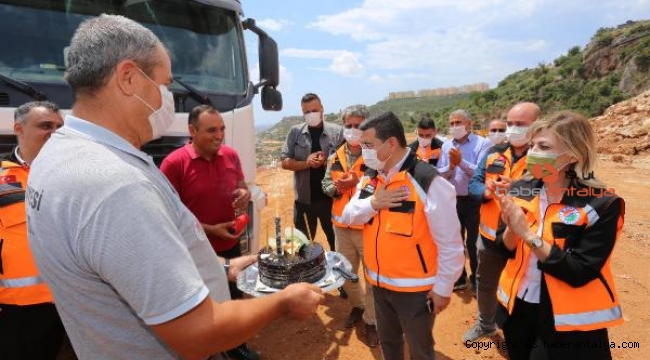 Başkan Tütüncü'ye, işçilerden 'senden daha güzel' ile doğum günü sürprizi