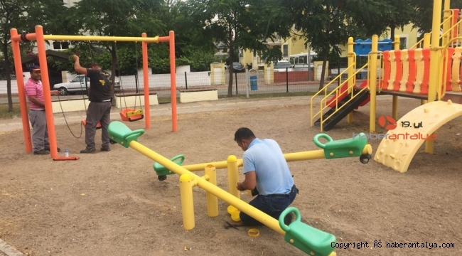 Kemer'de park ve bahçelere bakım çalışması