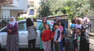 Antalya'da büyük panik: Alevlerden çatıya kaçarak kurtuldular