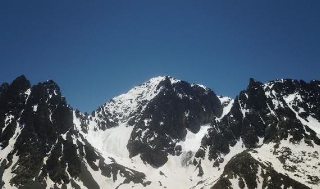 Kaçkar Dağları'nda buzul tırmanışında düşen dağcı için kurtarma çalışması