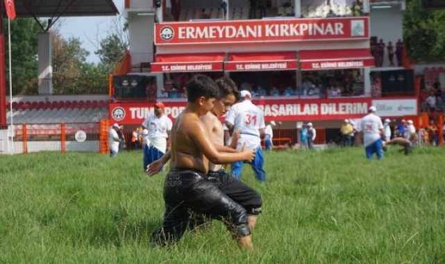 Kırkpınar, minik pehlivanların Er Meydanı'na çıkmasıyla başladı