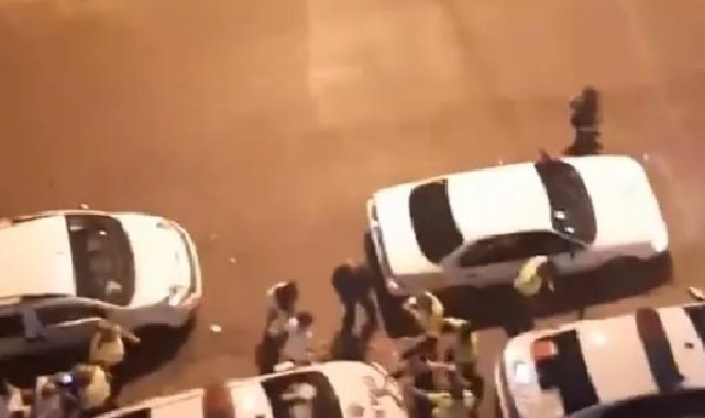 Alkollü 2 kişinin trafik polislerine saldırısı kamerada