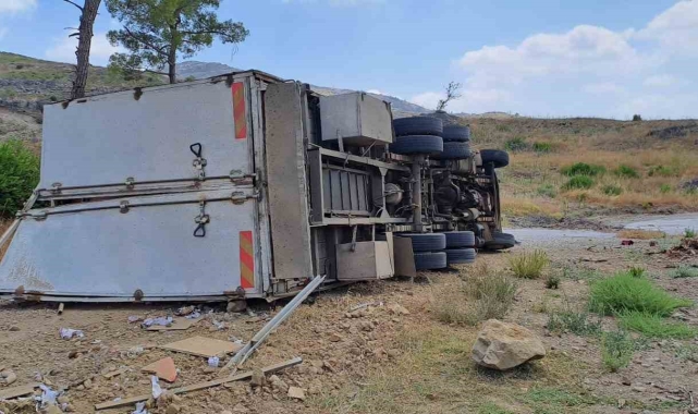 Antalya-Konya kayolunda kamyon şarampole devrildi: 1 yaralı