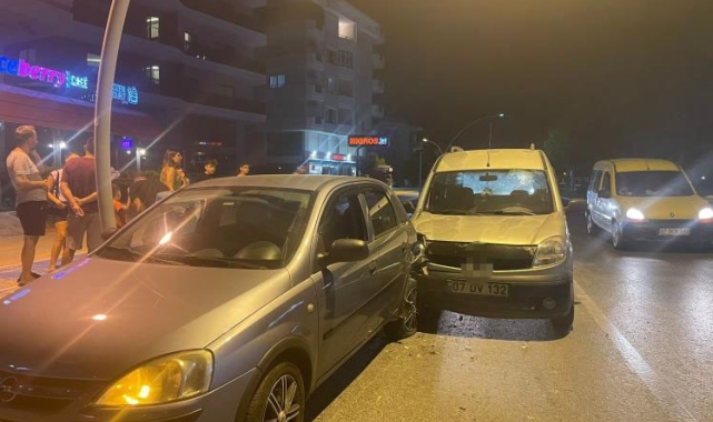 Gazipaşa'da alkollü sürücü  park halindeki otomobile çarptı 