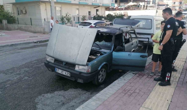 Otomobil alev alev yandı, yanındaki araçlar yanmaktan son anda kurtuldu