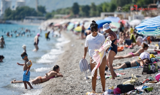 Antalya'da sahillerde hafta sonu yoğunluğu