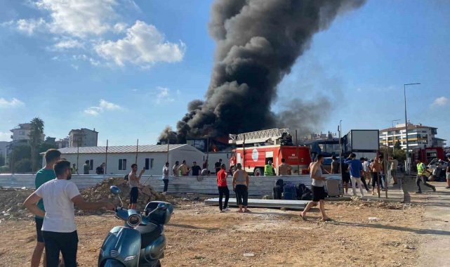 Otel şantiyesinde işçilerin kaldığı 10 konteyner yandı