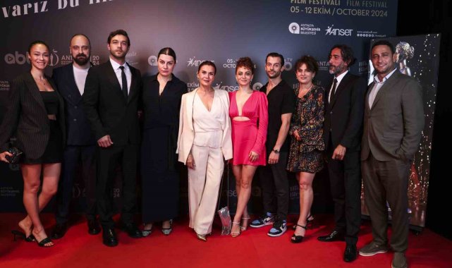 Altın Portakal Film Festivali kırmızı halı geçidinde şıklık yarışı