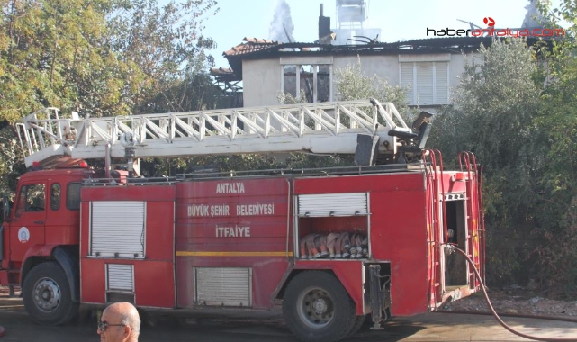 Antalya'da 2 katlı müstakil evin üst katı kül oldu