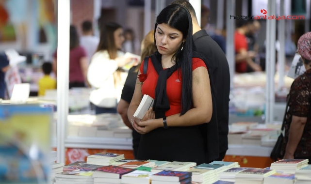 Antalya Kitap Fuarı'na ilk günden yoğun ilgi