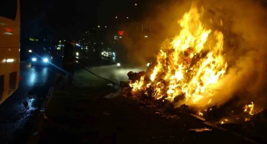 Antalya'da geri dönüşüm kamyonundaki atıklar alev aldı, dumanlar sürücülere zor anlar yaşattı