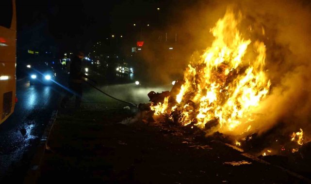 Antalya'da geri dönüşüm kamyonundaki atıklar alev aldı, dumanlar sürücülere zor anlar yaşattı