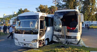 Antalya'da otel çalışanlarını taşıyan servis araçları çarpıştı: 13 yaralı