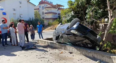 İstinat duvarına çarptı, bahçeye uçup ters döndü