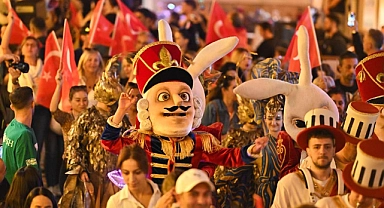 Kaleiçi Old Town Festivali geleneksel korteji Antalya sokaklarını renklendirdi