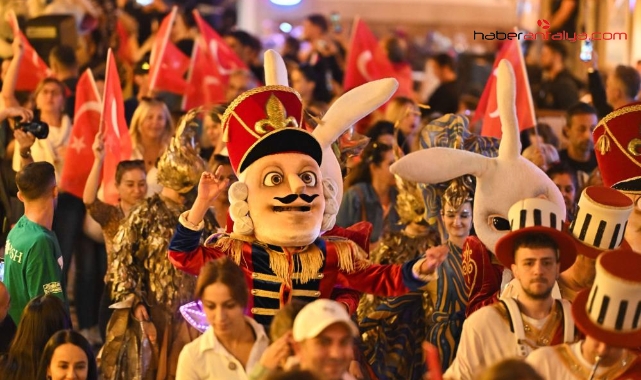 Kaleiçi Old Town Festivali geleneksel korteji Antalya sokaklarını renklendirdi