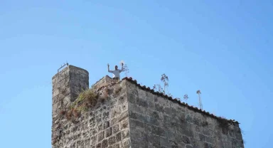 Kaleiçi'nde surların üzerine çıkan vatandaş, polisi alarma geçirdi