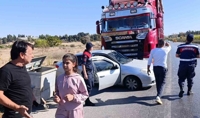 Kamyon önüne aldığı otomobili 500 metre sürükledi