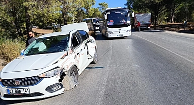 Karşı şeride geçen otomobil kamyona çarptı: 2 yaralı