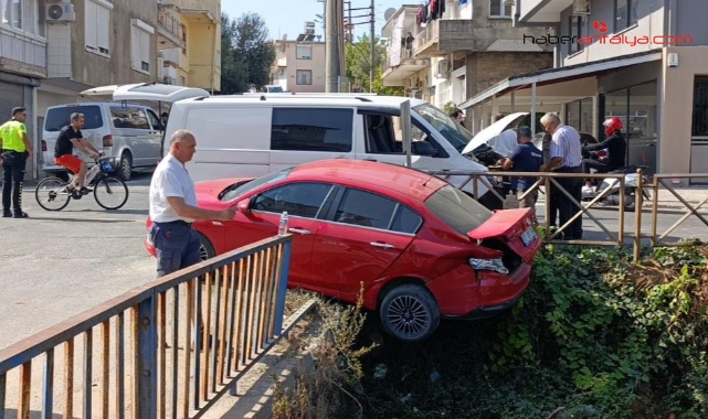 İrlandalı'nın otomobili sulama kanalında asılı kaldı