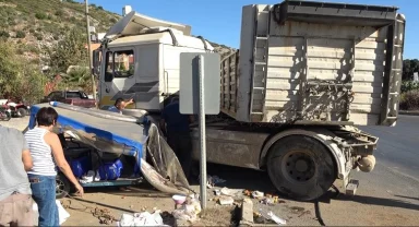 Kontrolden çıkan tır önce kaldırıma ardından motosiklete çarptı: 1 yaralı