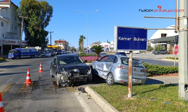 Manavgat'ta çarpışan otomobiller levhaları yıktı: 3 yaralı