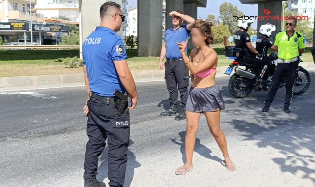 Polis ekiplerinin trafikteki bikinili genç kadınla imtihanı