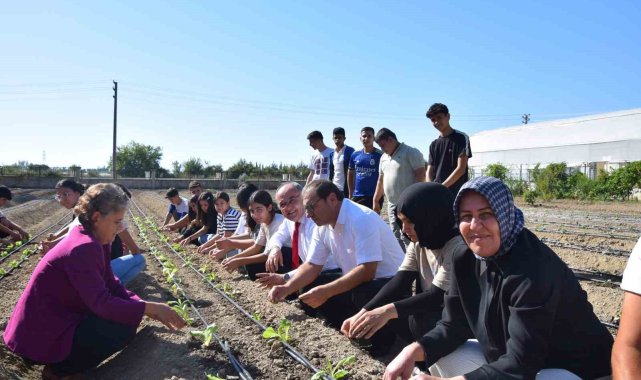 Sezonun ilk fideleri öğrencilerin ellerinden toprakla buluştu