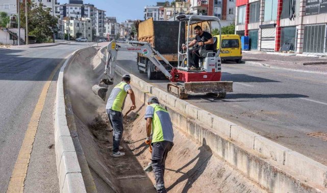 Su taşkını riskine karşı Kepez'de kanallar temizleniyor