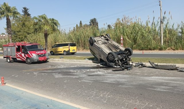 Virajı alamayan hafif ticari araç palmiyeye çarpıp takla attı: 3 yaralı