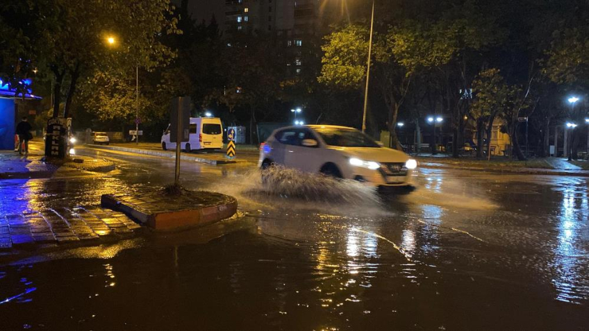 Antalya’da aniden bastıran sağanağa vatandaşlar hazırlıksız yakalandı