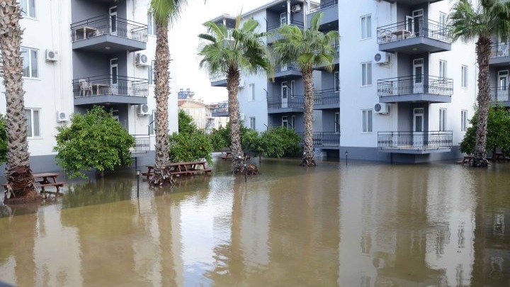 Antalya'da su basan alanlarda temizlik ve tahliye çalışması