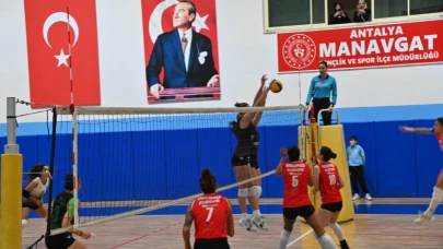 Trendy Hotels Manavgat Belediyespor,  Muratpaşa Belediyesi Açı Koleji’ni 3-0 mağlup ederek yenilgisiz liderliğini sürdürdü.