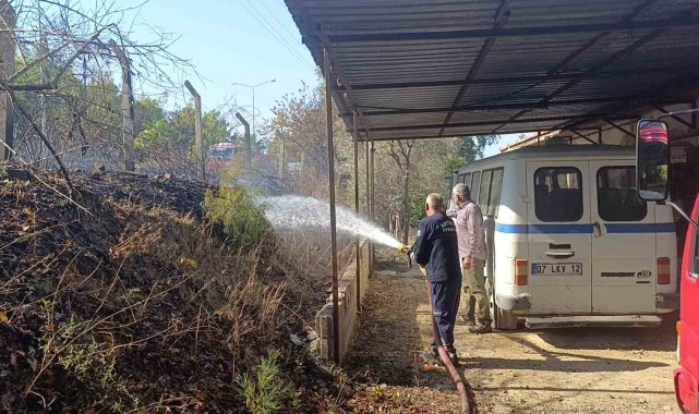 Ağaç ve çalılık yangınında kirpi telef oldu, kamyonet zarar gördü