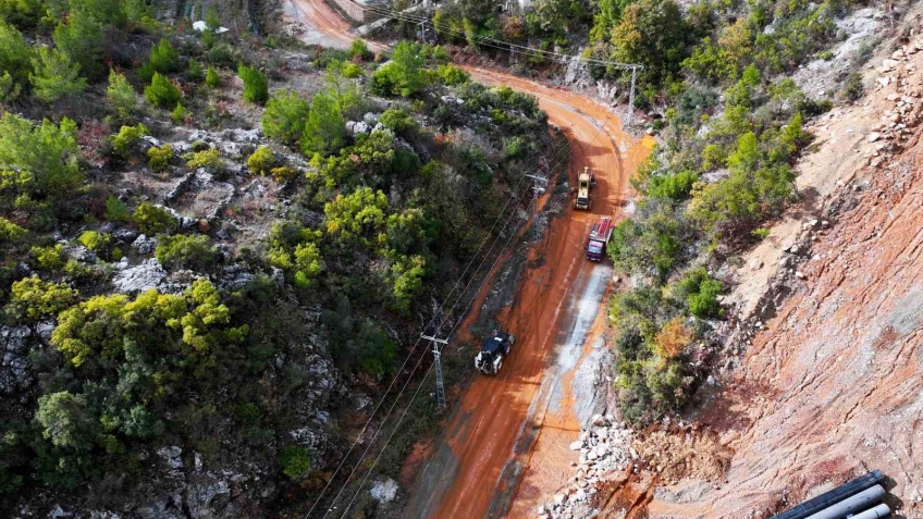 Alanya Belediyesi’nden yağmurda kapanan yollara anında müdahale