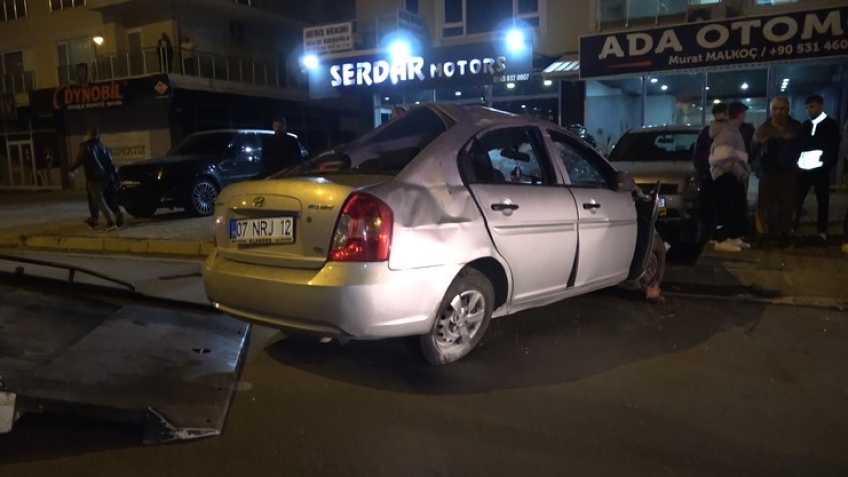 Alanya’da otomobil palmiye ağacına çarptı: 1 ölü, 3 yaralı