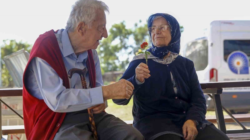 Alzheimer hastaları Mavi Ev’de moral buluyor