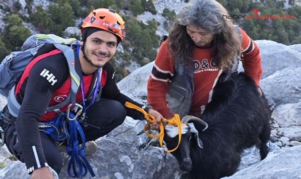 Antalya'da uçurumda mahsur kalan keçi kurtarıldı