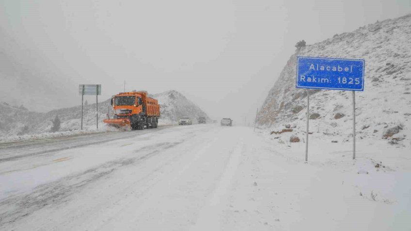 Antalya- Konya karayolunda kar yağışı durdu