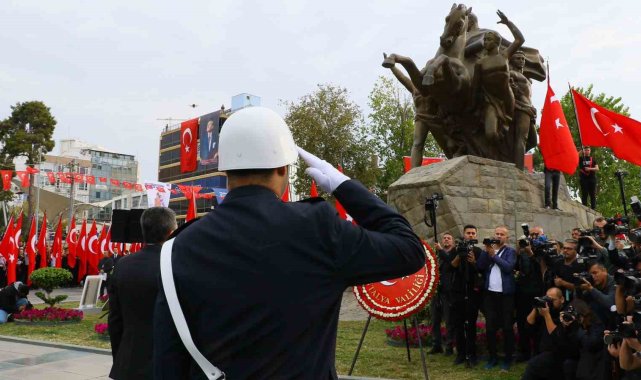 Antalya'da Atatürk için karada ve denizde saygı duruşu