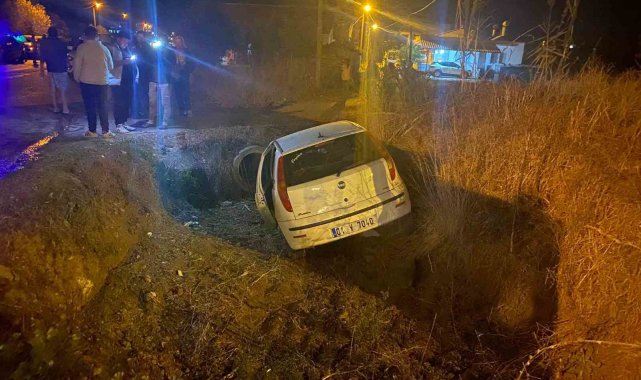 Antalya'da iki otomobil kavşakta çarpıştı: 3 yaralı