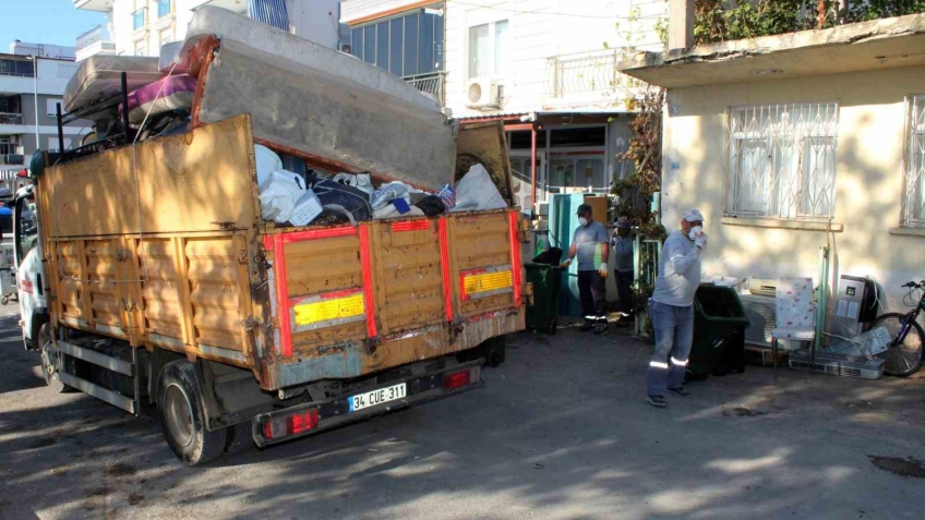 Antalya’da bir evden 3 kamyon dolusu çöp çıktı