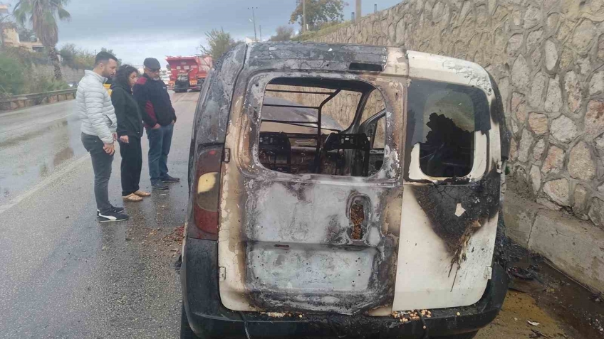 Antalya’da kuruyemiş yüklü araç alev alev yanarak küle döndü