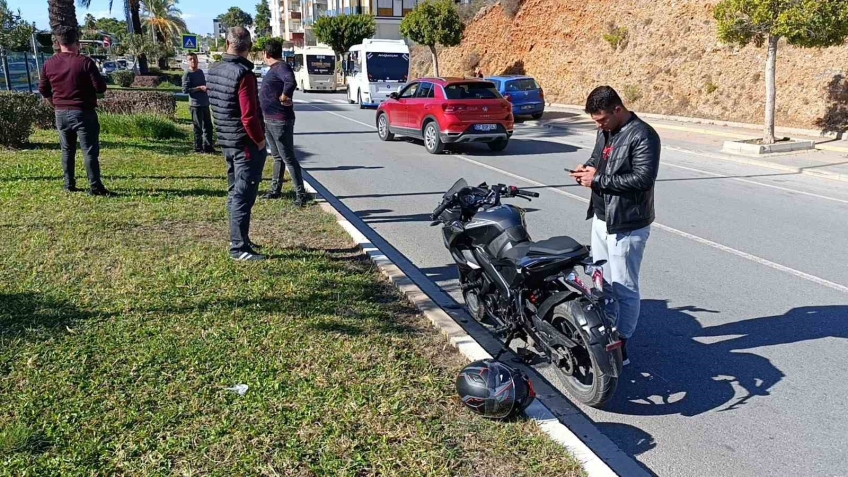 Antalya’da motosiklet minibüsle çarpıştı: 2 yaralı