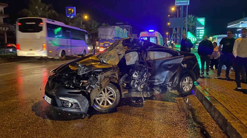 Antalya’da tur otobüsü otomobille çarpıştı: 20 yaşındaki sürücü hayatını kaybetti