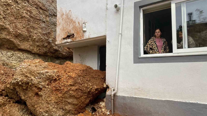 Aşırı yağış sebebiyle kopan kaya parçası evin kapısına çarptı