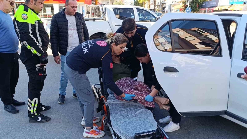 Bayılan karısını hastaneye götürürken kaza yaptı, ambulansla baygın şekilde hastaneye götürüldü