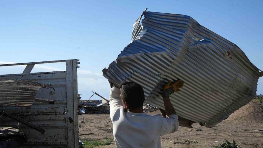 Denize sıfır bedava çardaklar yıkıldı, hurdacılar bölgeye akın etti